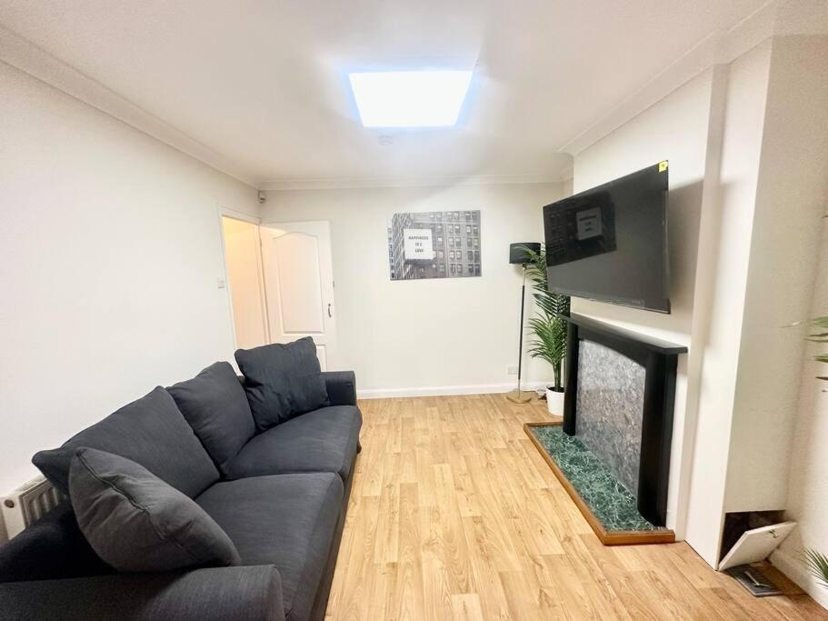 5 Bedroom House In Da7 Holiday home Erith